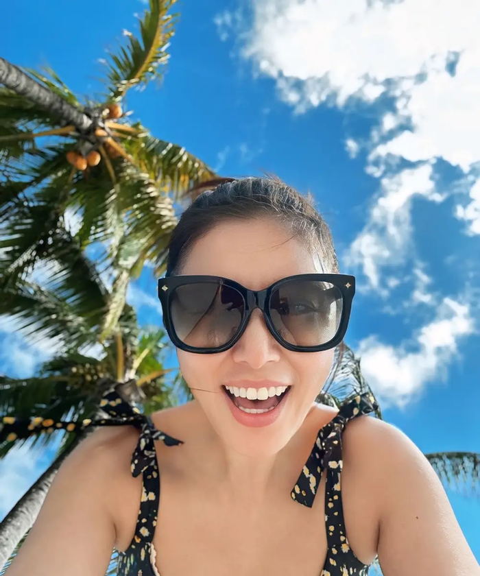 Lâm Tâm Như thoải mái cười tươi rói khi chụp ảnh. Ảnh: Sưu tầm