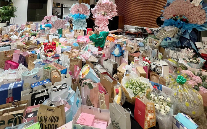 Nam ca sĩ 'giàu sụ' sau một đêm diễn, nhìn lượng quà được tặng khiến ai cũng choáng Ảnh 2