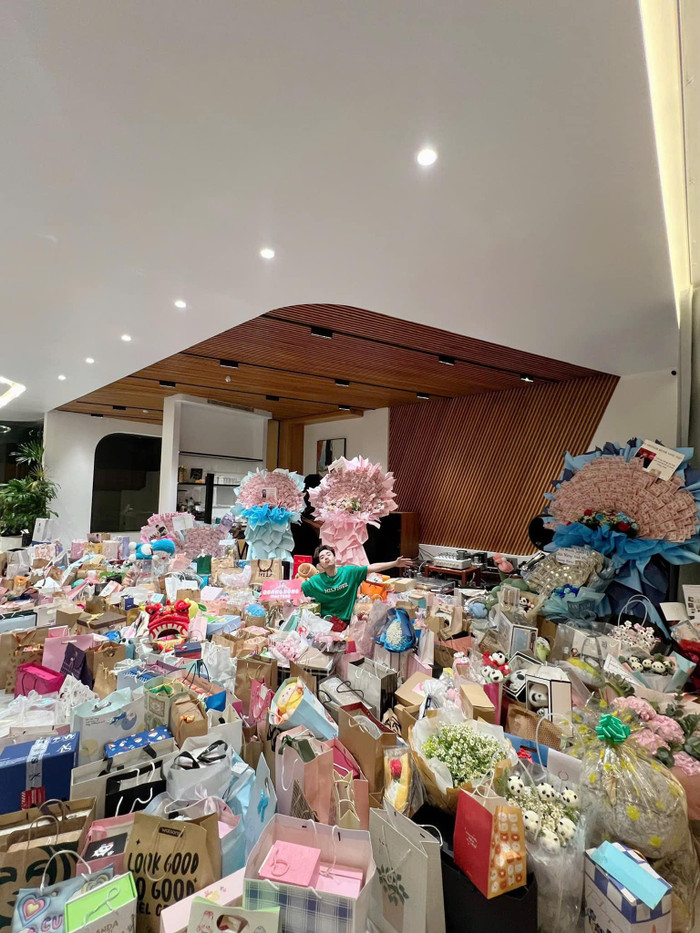 Nam ca sĩ 'giàu sụ' sau một đêm diễn, nhìn lượng quà được tặng khiến ai cũng choáng Ảnh 3