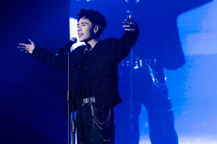 Nam ca sĩ 'giàu sụ' sau một đêm diễn, nhìn lượng quà được tặng khiến ai cũng choáng Ảnh 2