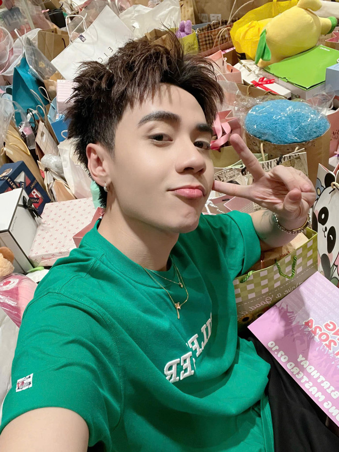 Nam ca sĩ 'giàu sụ' sau một đêm diễn, nhìn lượng quà được tặng khiến ai cũng choáng Ảnh 1