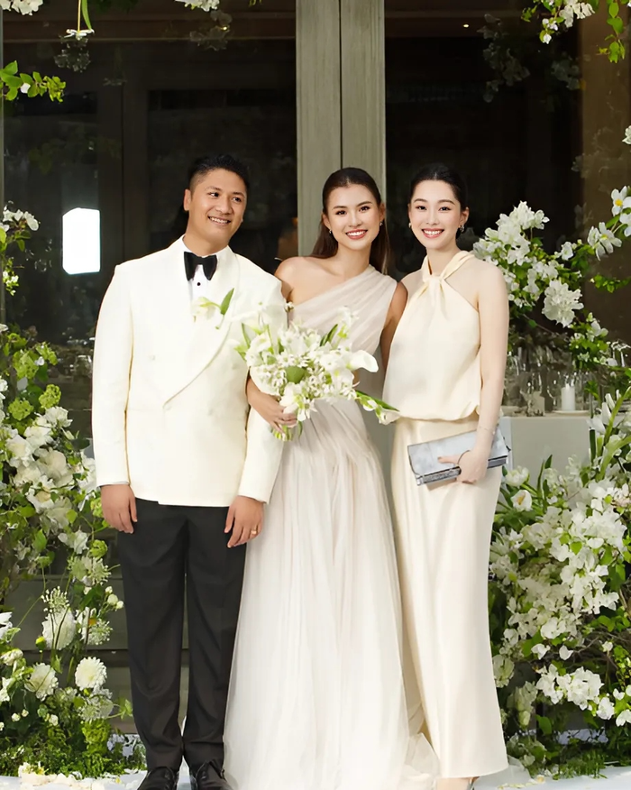 Đặng Thu Thảo diện bộ váy thùng thình đến dự tiệc hỷ của đàn em.