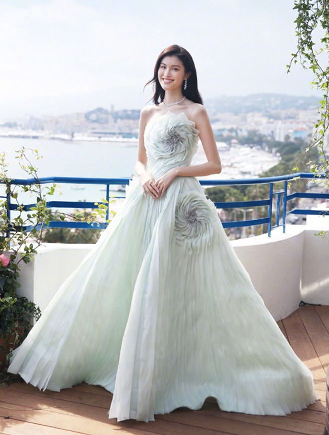 Hà Tuệ là nữ siêu mẫu đình đám Trung Quốc.