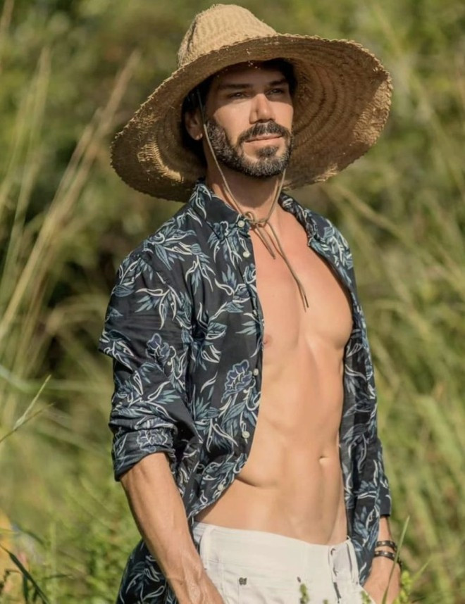 Nam người mẫu 61 tuổi đặc biệt chú trọng bảo vệ làn da từ bên ngoài. 