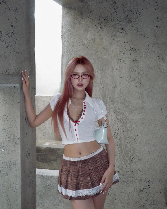 Xoài Non gây thương nhớ trong bộ ảnh mới đầy quyến rũ. Cô diện váy ngắn kẻ ô phối ren điệu đà giúp khoe trọn đôi chân dài thẳng tắp, mịn màng. Chiếc váy ngắn với họa tiết caro kết hợp với áo crop top trắng khoét sâu phần cổ, giúp Xoài Non khoe trọn vòng eo thon gọn và làn da trắng mịn không tì vết.