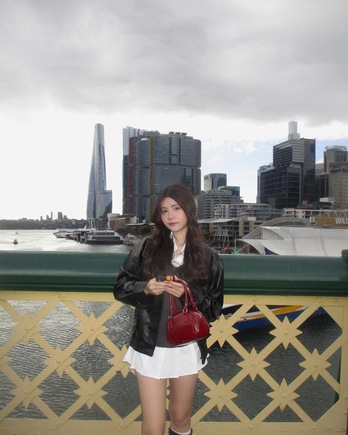 Con gái Quyền Linh (bé út Hạt Dẻ) đã gây ấn tượng khi gia nhập hội váy ngắn cũn cỡn cùng dàn mỹ nhân Việt. Cô dé diện váy ngắn trắng tinh khôi, kết hợp với áo khoác da cá tính. Trang phục không chỉ giúp tôn lên làn da trắng mịn mà còn làm nổi bật đôi chân dài nuột nà, thon thả của con gái Quyền Linh. 