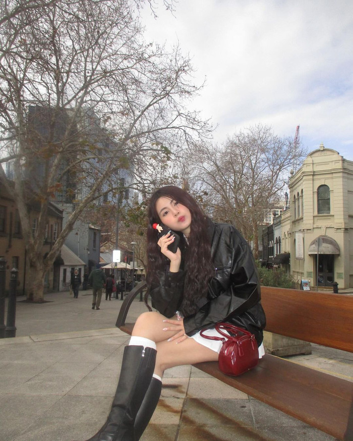 Chiếc váy ngắn này không chỉ mang đến vẻ ngoài quyến rũ mà còn giúp con gái Quyền Linh thể hiện sự năng động và trẻ trung. Đôi chân thẳng tắp, thon gọn chính là một trong những điểm nhấn quan trọng giúp con gái Quyền Linh thu hút mọi ánh nhìn. 