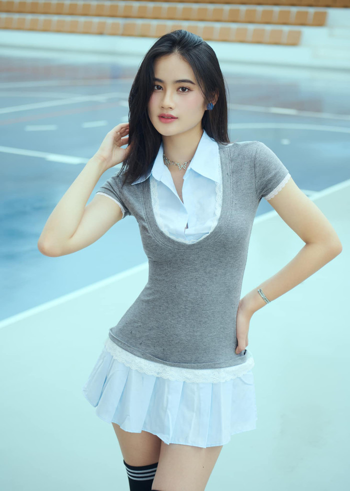 Đặc biệt, đôi tất cao đến đùi với họa tiết sọc đen trắng là điểm nhấn mang lại sự phá cách, cá tính cho tổng thể trang phục. Sự kết hợp này không chỉ làm tôn lên đôi chân dài của hoa hậu Ý Nhi, mà còn khéo léo nhấn mạnh phong cách trẻ trung và cuốn hút của Ý Nhi. Gương mặt thanh tú với làn da mịn màng, cùng nụ cười nhẹ nhàng đã làm tăng thêm phần rạng rỡ cho hoa hậu Ý Nhi. 