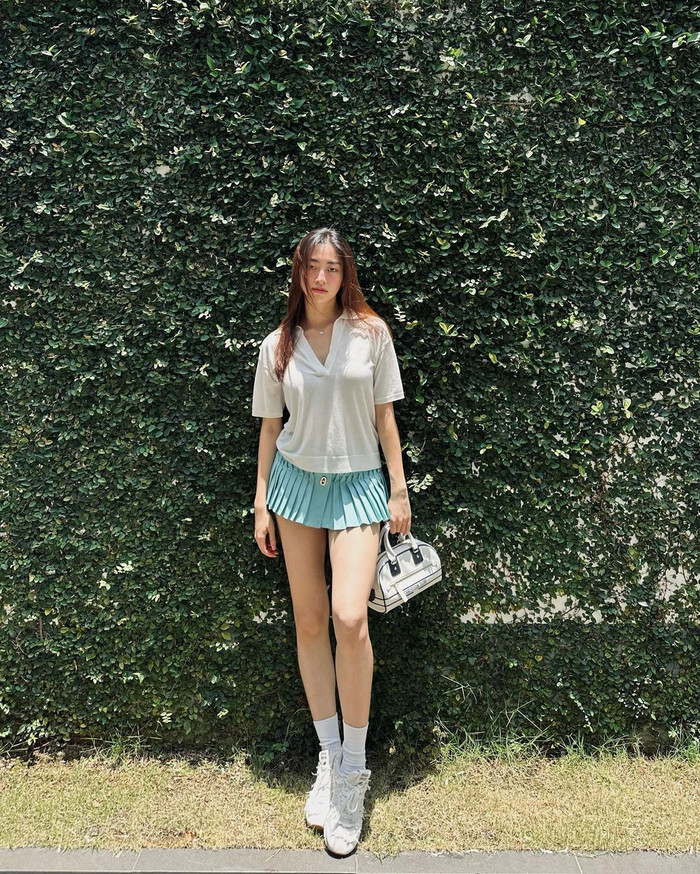 Chiếc váy ngắn xếp ly màu xanh không chỉ mang lại sự trẻ trung, tươi tắn mà còn giúp Lương Thùy Linh khoe được đôi chân dài 1,22m đầy sức hút. Cùng với làn da mịn màng và gương mặt thanh thoát, Lương Thùy Linh luôn toát lên sự tự tin, rạng rỡ. Không cần những bộ cánh cầu kỳ, chỉ với một chiếc váy ngắn đơn giản, Lương Thùy Linh vẫn đủ sức hút để làm say đắm người nhìn.
