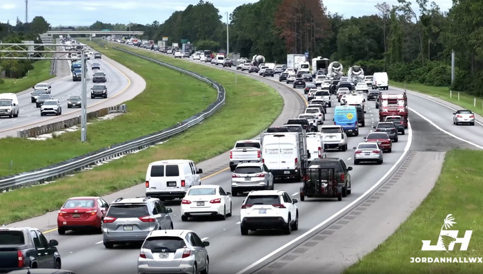 Người dân di chuyển đến vùng an toàn để tránh bão