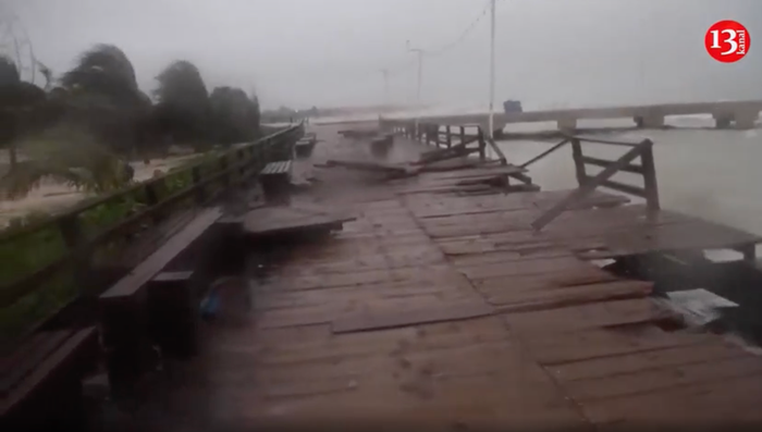 Cảnh hoang tàn khi siêu bão Milton đổ bộ khu vực bờ biển đảo Yucatan của Mexico.