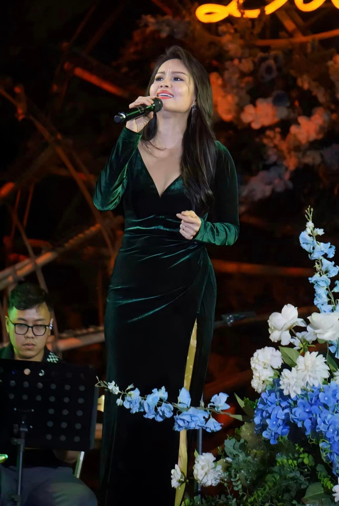 Cẩm Ly được khán giả tặng quà có một không hai trên sân khấu Ảnh 2