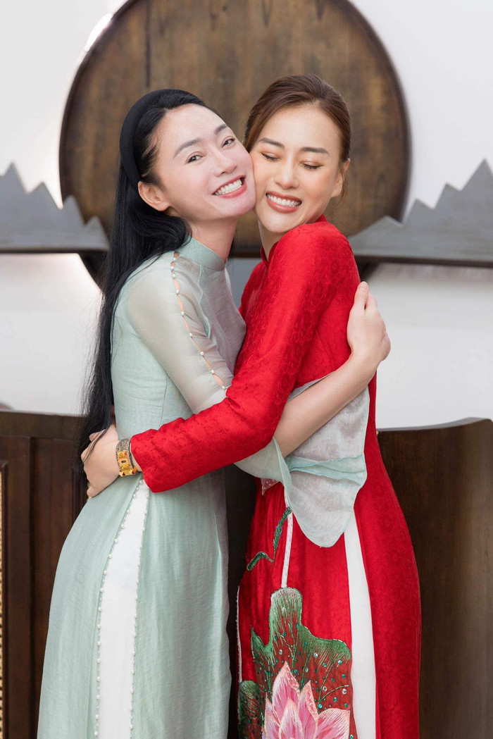 Quách Thu Phương thân thiết bên con dâu màn ảnh Phương Oanh.