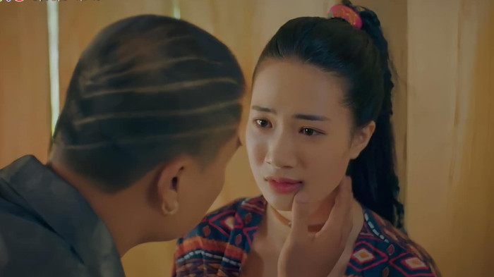 Ở những tập đầu Độc đạo, Duy Hưng và Thanh Huế có nhiều phân cảnh tình cảm nhưng không kém phần hài hước.&nbsp;