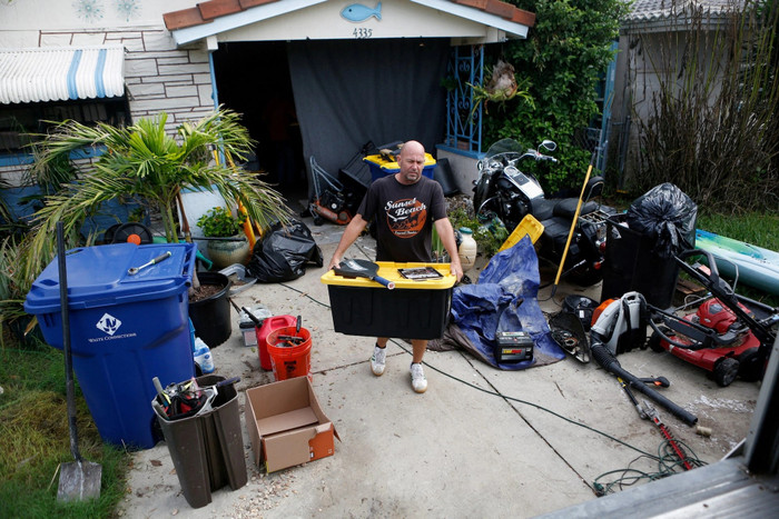 Những người không đi sơ tán hãy viết tên và số an sinh xã hội của mình lên cánh tay