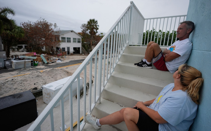 Người dân phải ghi tên lên cánh tay để nhận dạng khi bão Milton đổ bộ Ảnh 2