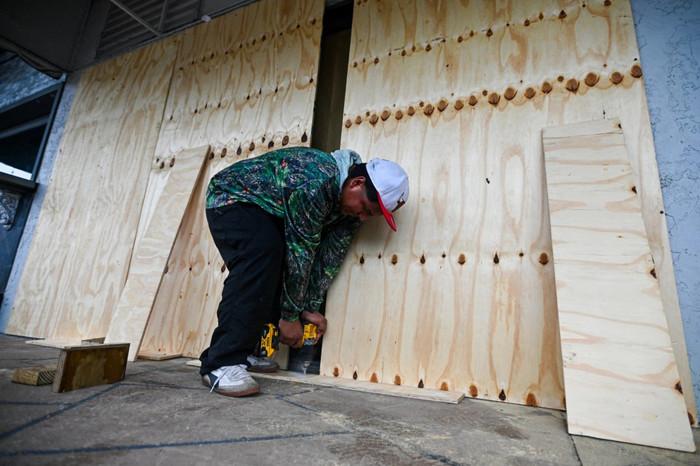 Người dân phải ghi tên lên cánh tay để nhận dạng khi bão Milton đổ bộ Ảnh 3