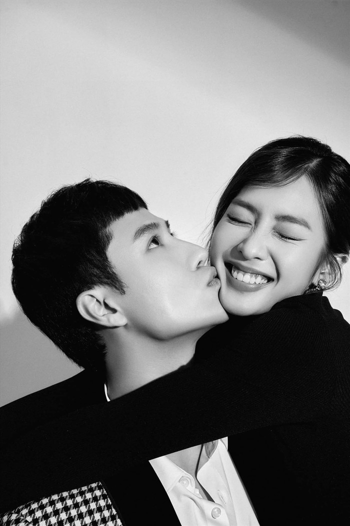 Cộng đồng mạng nghi ngờ dòng trạng thái của Khả Ngân có liên quan tới 'tình tin đồn' Thanh Sơn. 