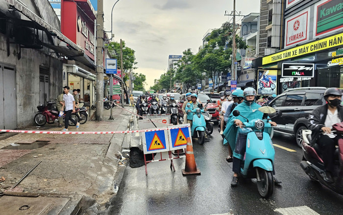 Loạt hố tử thần xuất hiện trên đường phố TPHCM sau mưa lớn Ảnh 2