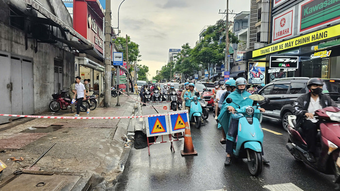 Hố tử thần ở đường Âu Cơ, phường 14, quận 11 chiều nay.