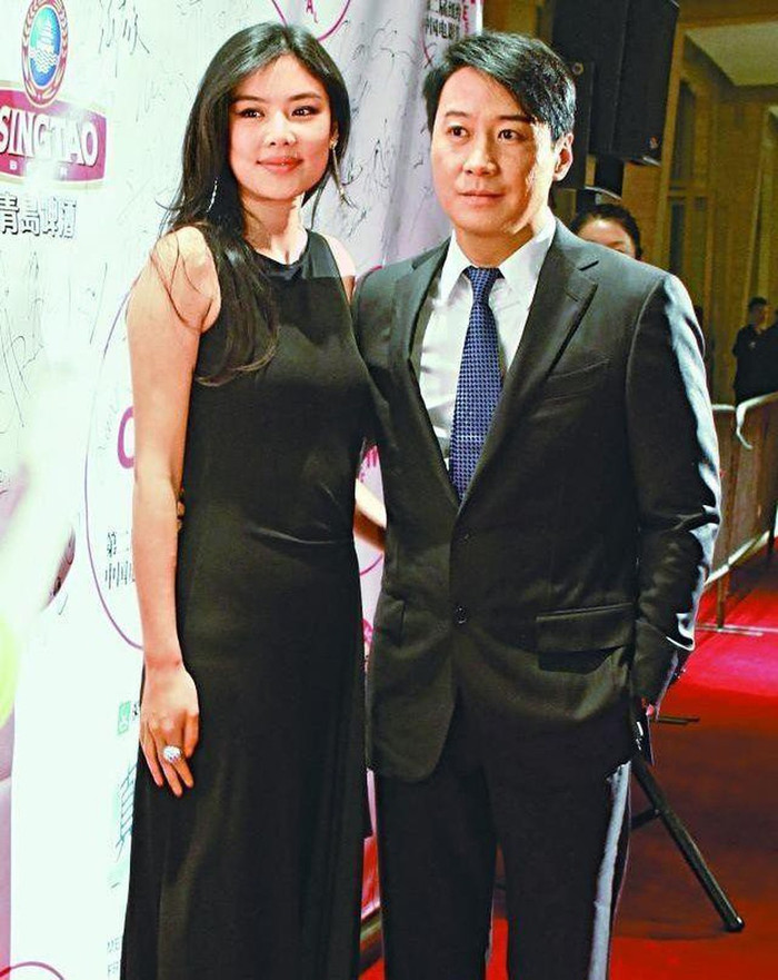 Nhưng cuộc sống sung sướng khiến Lạc Cơ Nhi nảy sinh nhiều tật xấu và cô còn phản bội chồng.