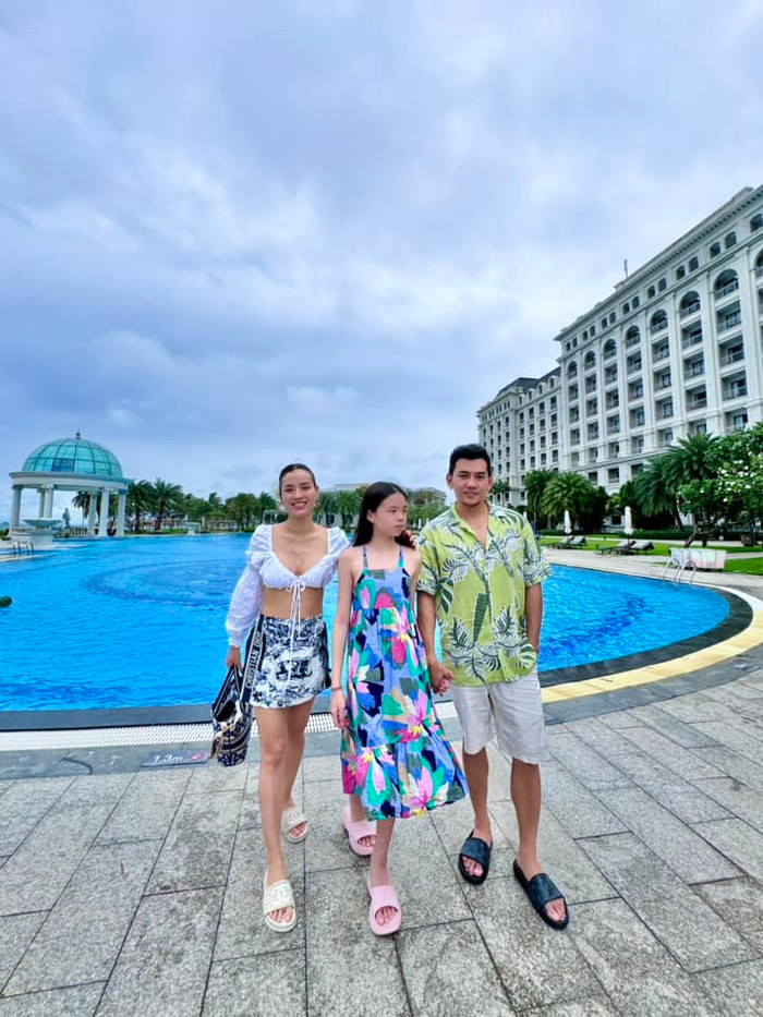 Vợ chồng Phương Trinh Jolie thường cho các con đi du lịch. Ảnh: FBNV