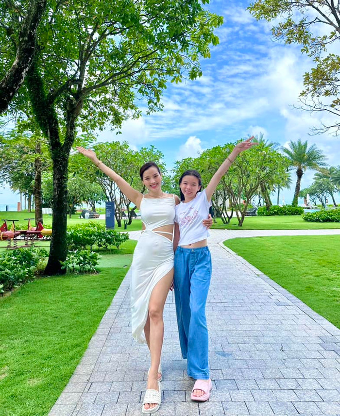 Con gái Phương Trinh Jolie cao gần bằng mẹ. Ảnh: FBNV