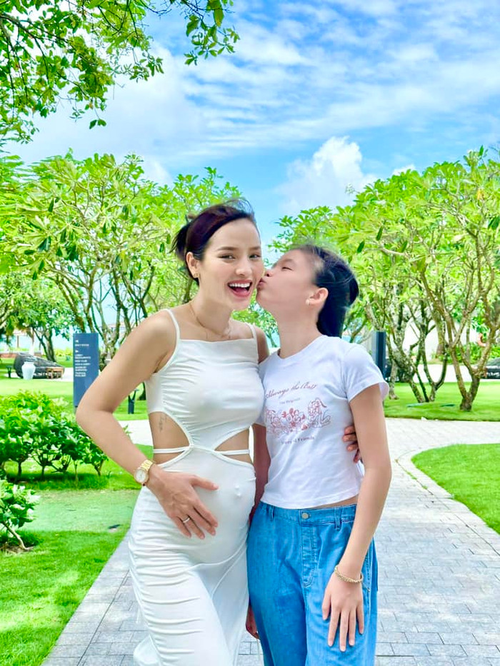 Phương Trinh Jolie vui vẻ tạo dáng bên cạnh con gái Mia. Ảnh: FBNV