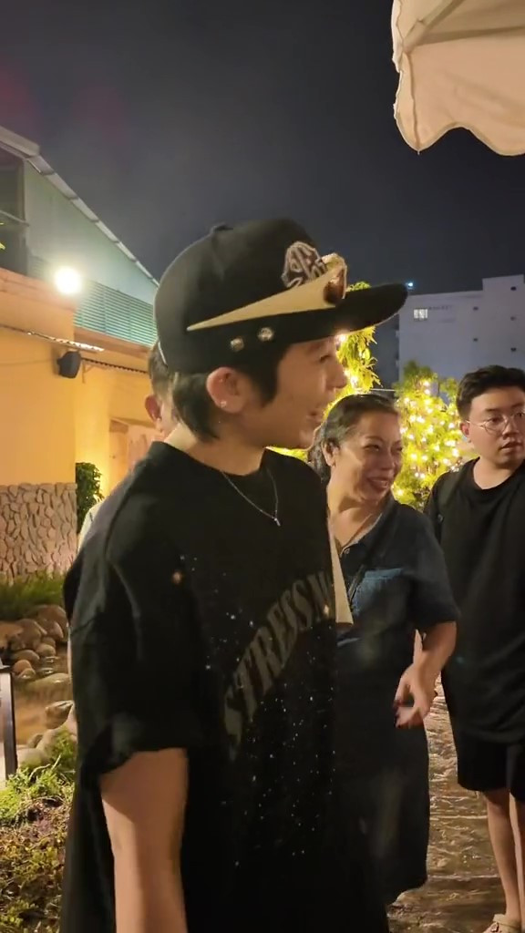 Gil Lê đi ăn cùng gia đình.