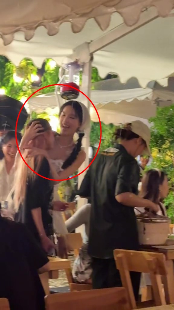 Xoài Non xuất hiện cùng với Ngọc Trinh và sau đó ngồi cùng với Gil Lê.