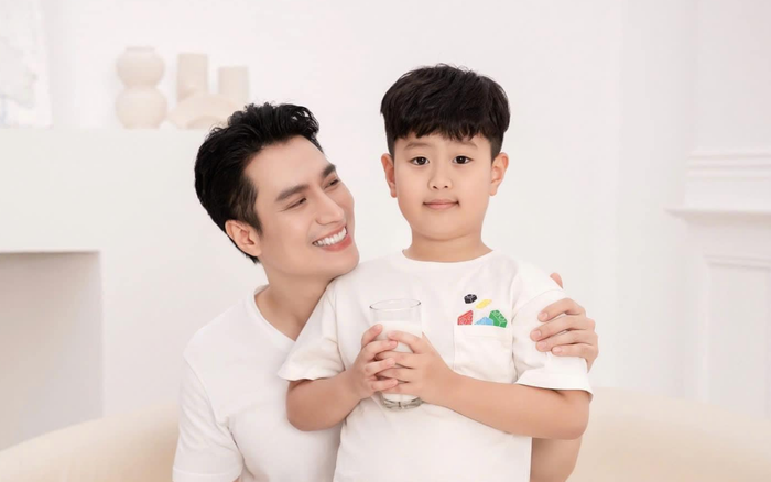 Con trai Việt Anh đi quay quảng cáo cùng bố cách đây không lâu.