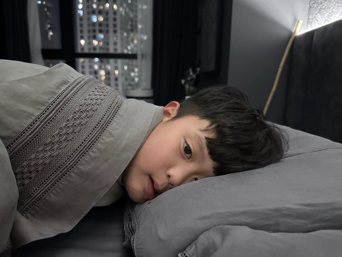 Việt Anh cho biết con trai đang sốt 41 độ, cần theo dõi thêm.