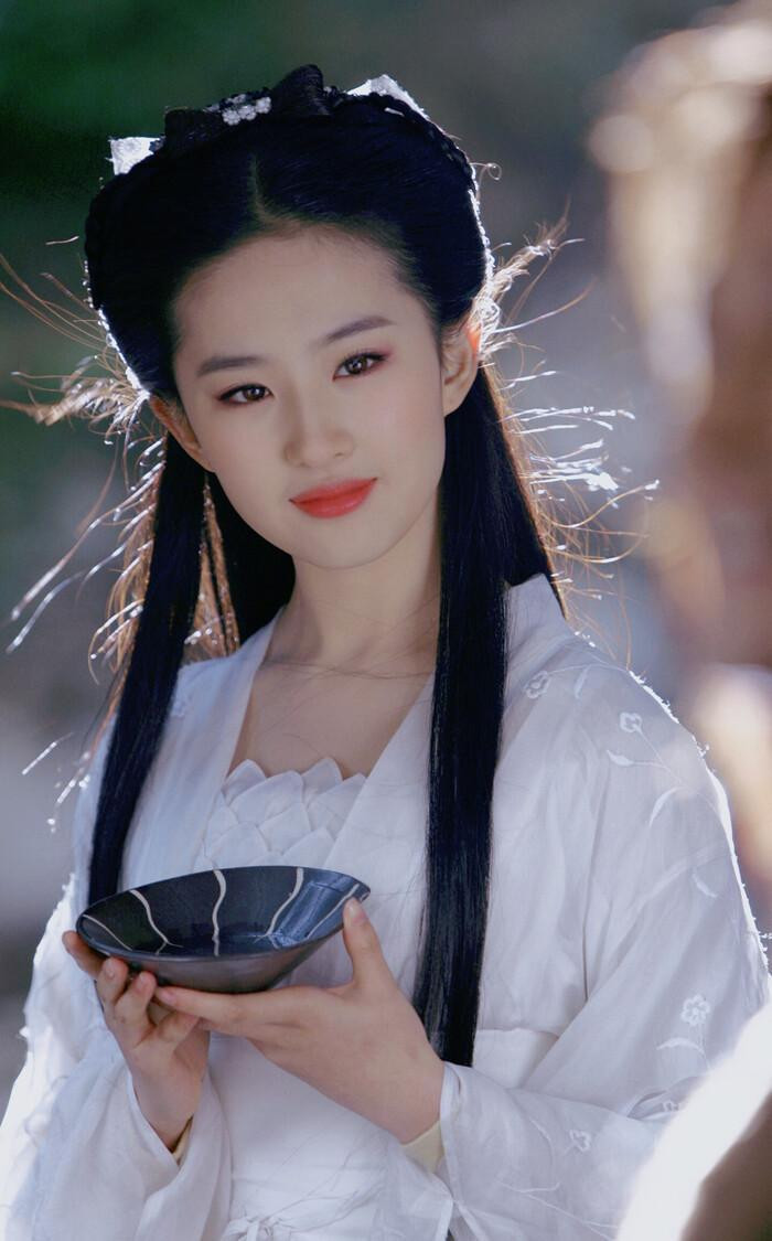 Vào thời điểm vai diễn Tiểu Long Nữ của Lưu Diệc Phi nổi tiếng khắp châu Á, đoàn làm phim Thần Điêu Đại Hiệp được cho là không ai ưa tính tình của cô nàng.