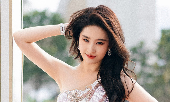 Hiện tại Lưu Diệc Phi với hình ảnh giản dị, tính cách hòa nhã khiến công chúng dần quên đi quá khứ từng mắc sai lầm.