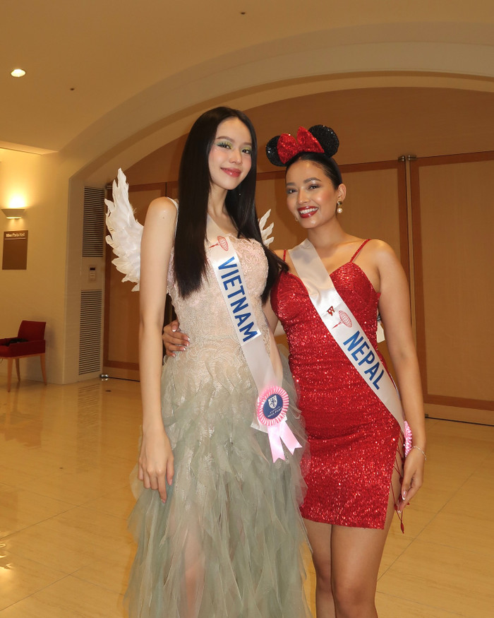 Đại diện Việt Nam là Hoa hậu Thanh Thủy chọn kiểu hóa trang đơn giản thành thiên thần có cánh với tông trang điểm nhấn màu xanh lá ở phần mắt. Trong khi đại diện Nepal lại có phần tạo hình giống cô chuột Mickey điệu đà.&nbsp;