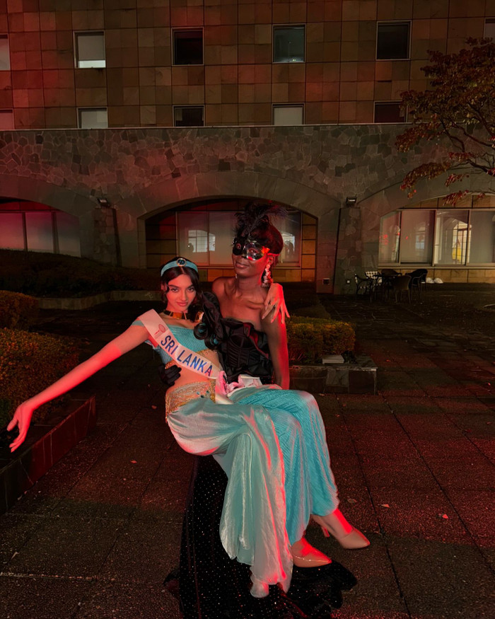 Đại diện Sri Lanka chuẩn bị trang phục và làm tóc y hệt công chúa Jasmine trong tác phẩm Aladdin của Walt Disney Pictures.