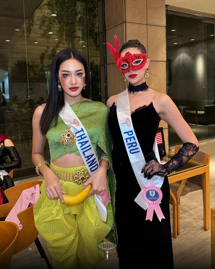 Hoa hậu người Thái Lan vẽ mặt bầm tím như mới vừa thoát khỏi một cuộc 'ẩu đả', cô kết hợp kiểu trang điểm cùng với trang phục truyền thống quốc gia. Mỹ nhân người Peru đeo mặt nạ, diện đầm đen kết hợp với găng tay bằng ren đem lại vẻ thanh lịch nhưng không kém phần bí ẩn.&nbsp;