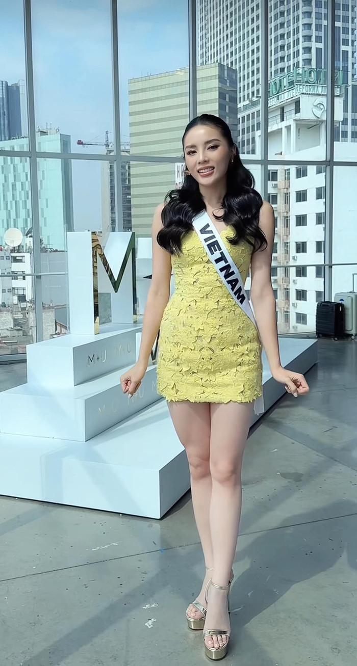 Đôi chân dài thẳng tắp của Kỳ Duyên.