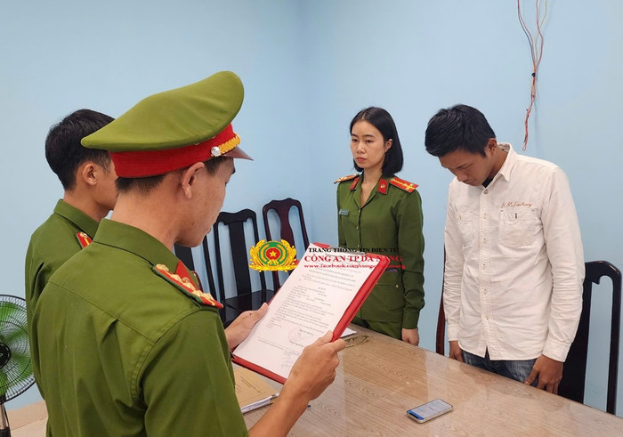 Đối tượng Lý Hạnh nhân tại cơ quan công an.