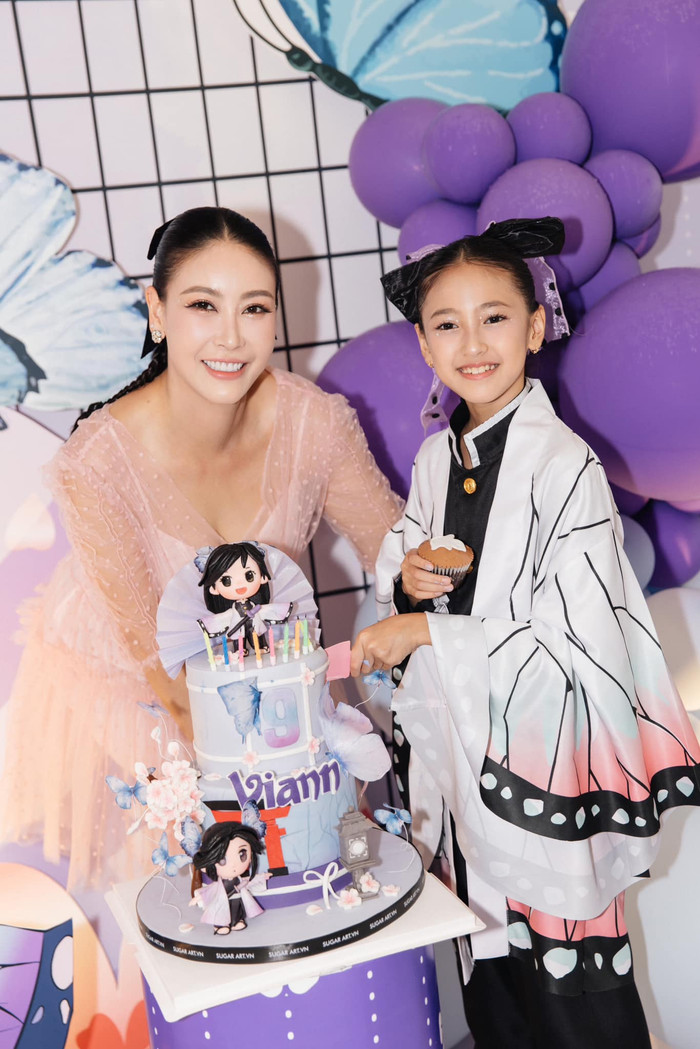 Hà Kiều Anh chụp ảnh cùng con gái út trong tiệc sinh nhật của nhóc tỳ. Ảnh: FBNV