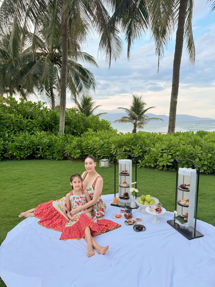 Hà Kiều Anh còn tích cực diện đồ đôi cùng ái nữ. Ảnh: FBNV