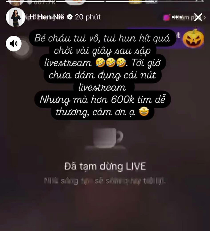 Hoa hậu H'Hen Niê chia sẻ sự cố khiến cô 'dở khóc dở cười'.