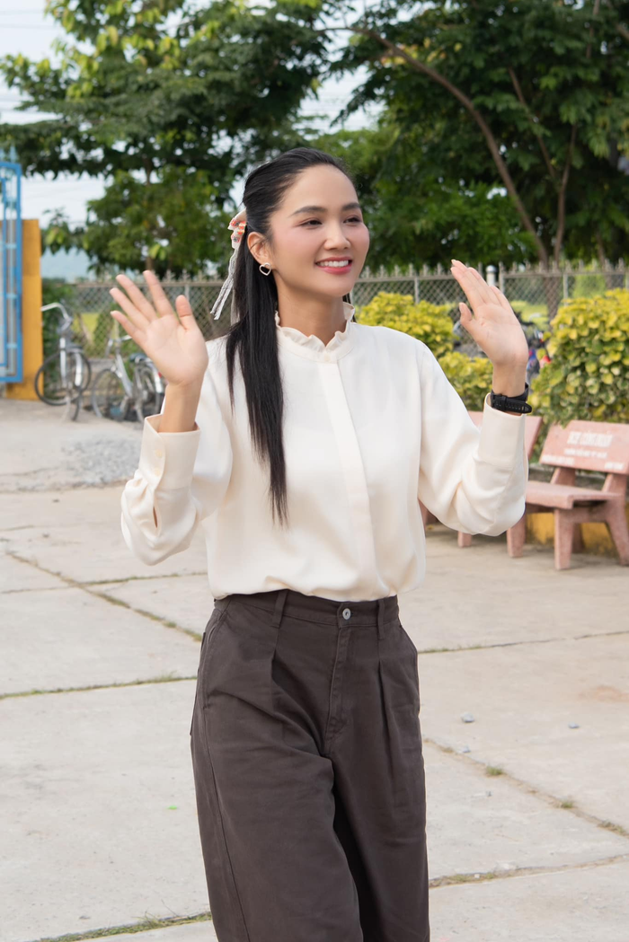 H'Hen Niê thường xuyên diện trang phục giản dị, gắn liền với các hoạt động cộng đồng.