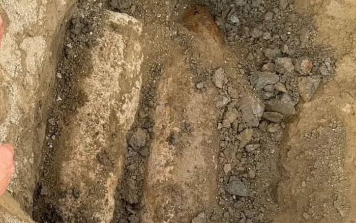 Phát hiện và hủy nổ 2 quả bom lớn nặng 800kg, tạm ngừng học tại 6 xã để đảm bảo an toàn Ảnh 2