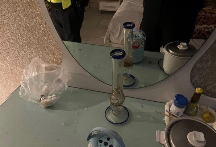 Cô gái nổi điên rồi cố thủ trong phòng tắm khách sạn, cảnh sát phá cửa phát hiện điều bất ngờ Ảnh 3