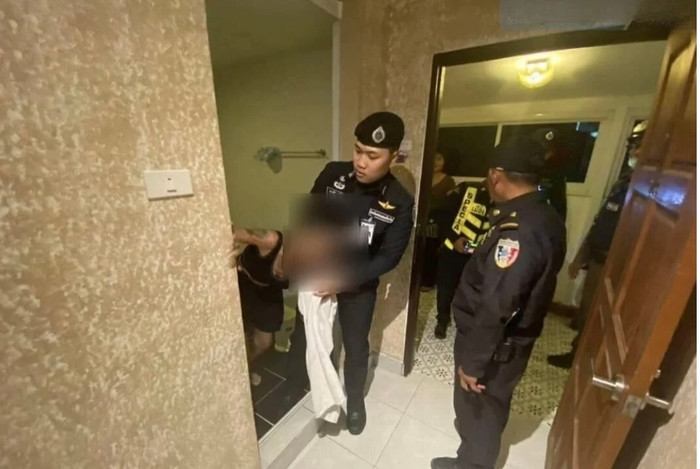 Cô gái cố thủ trong nhà tắm khách sạn ở Pattaya, cảnh sát phải phá cửa khống chế.
