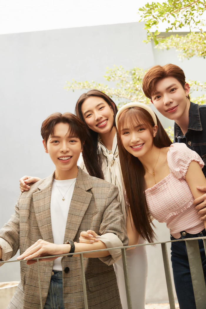 Nam ca sĩ Erik còn là thành viên hội bạn thân 'Hoa dâm bụt' với Đức Phúc và Hoà Minzy. Gần đây, nam ca sĩ còn khá thân thiết với Hoa hậu Thuỳ Tiên.