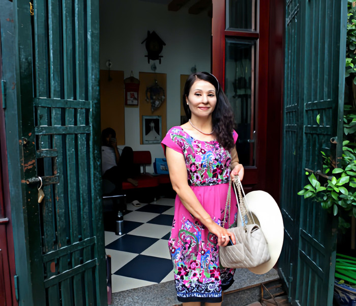 Sau gần 50 lần phẫu thuật, cô đã tự tin với diện mạo hiện tại.