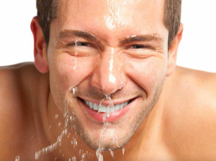 Rửa mặt là bước cơ bản giúp loại bỏ lớp bụi bẩn và dầu thừa trên làn da nam giới.
