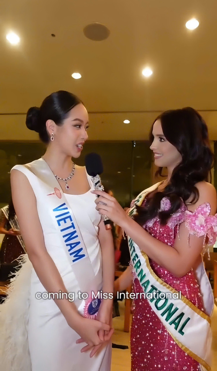 Hoa hậu Thanh Thủy tự tin trả lời câu hỏi tiếng Anh của đương kim Miss International - Andrea Rubio. 